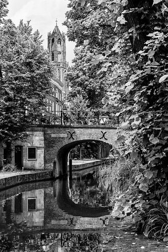 De Brigittenbrug over de Nieuwegracht in Utrecht met zicht op de Dom (zwart-wit)