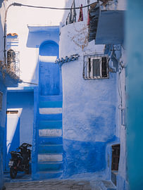 Blau gestrichene Treppe in Chefchaouen von Lizet Wesselman