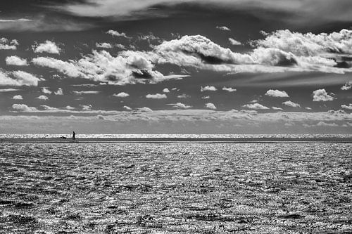 Zee en wolken zwart-wit