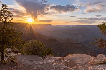 Zonsondergang bij de Grand Canyon in Amerika van Linda Schouw
