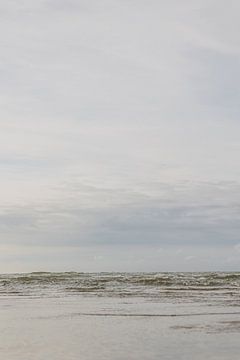 La mer dans de jolies teintes pastel, une photo tranquille de la mer du Nord sur Lydia