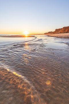 Zonsondergang op het zandstrand Praia da Falésia. Kliffen Roze bloemen bij Albufeira, Portugal van Fotos by Jan Wehnert