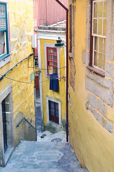 Ruelle étroite en escalier de la vieille ville de Porto par Carolina Reina Photography
