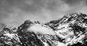 Mystische Bergwelt: Verschneite Gipfel in Schwarz-Weiß