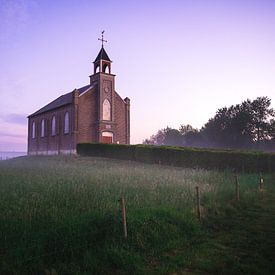Zonsopkomst bij de Nederlandse hervormde vluchtheuvelkerk in Homoet van Mirac Karacam