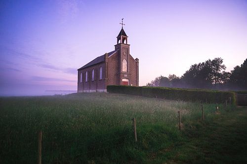 Lever du soleil à l'église réformée néerlandaise de Homoet