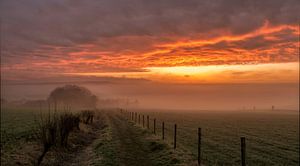 Mistige zonsopkomst in de buurt van Epen in Zuid-Limburg sur John Kreukniet