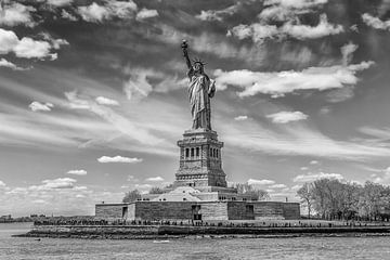 NEW YORK CITY Freiheitsstatue | Monochrom von Melanie Viola