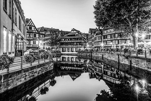 Petite France in Straatsburg in de avond - zwart-wit