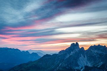 Soirée rouge dans les montagnes sur Coen Weesjes