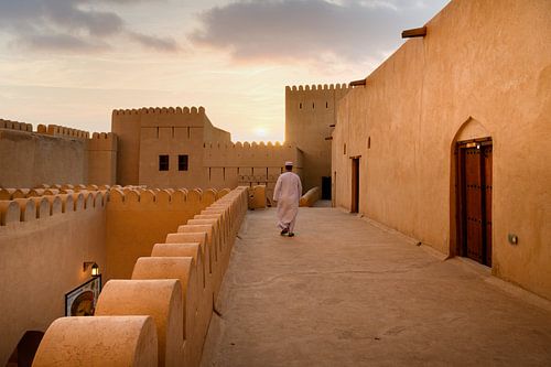 Nizwa Fort in Oman tijdens zonsondergang