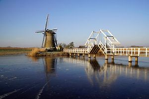 Witte ophaalbrug bij de Molen van Kinderdijk. van Maja Mars