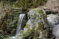 Een waterval tussen de stenen