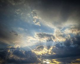 De zon breekt door de wolken