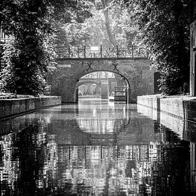 Zicht op de Brigittenbrug vanaf de Nieuwegracht in Utrecht (zwartwit) van André Blom Fotografie Utrecht