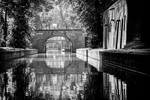 Zicht op de Brigittenbrug vanaf de Nieuwegracht in Utrecht (zwartwit)