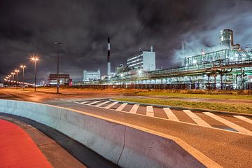 Petrochemie-Produktionsanlage in der Nacht in der Nähe einer Straße, Antwerpen 2 von Tony Vingerhoets