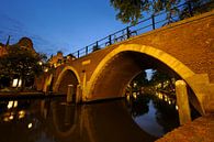 De Vollersbrug over de Oudegracht in Utrecht van Donker Utrecht thumbnail