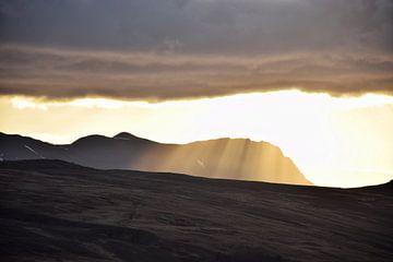 Zonnestralen boven een berg van Elisa in Iceland