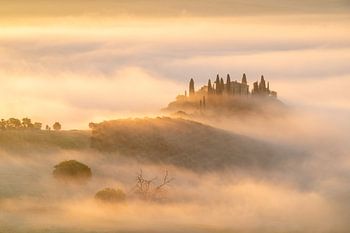 Agriturismo über dem Nebel
