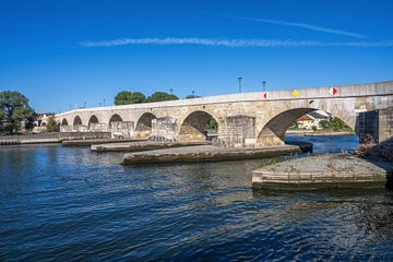 De stenen brug in Regensburg van ManfredFotos