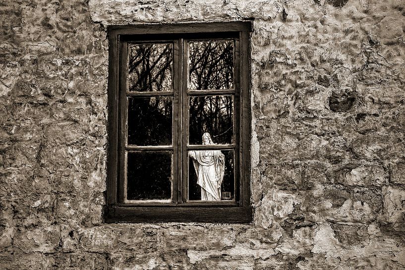 Heilig Hartbeeld  houd de wacht achter raam van John Kreukniet