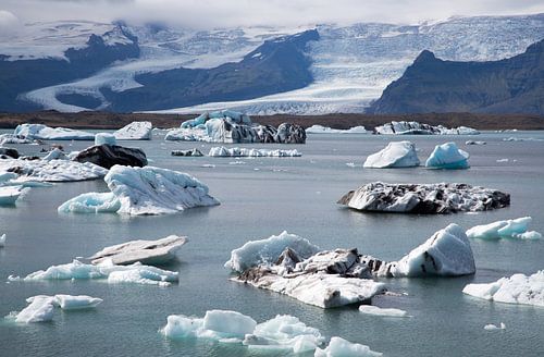 Island, der Gletschersee Jokulsarlon mit vielen Eisblöcken.