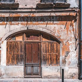 Old doors and windows by Mirjam Brozius