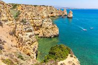 Küste in Portugal mit Felsen und blauem Meer von Ben Schonewille Miniaturansicht