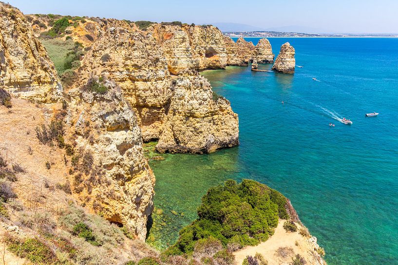 Küste in Portugal mit Felsen und blauem Meer von Ben Schonewille