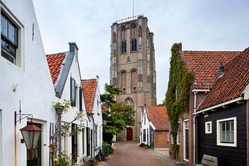 Oud straatje en de kerk van Goedereede in Nederland van Peter de Kievith Fotografie