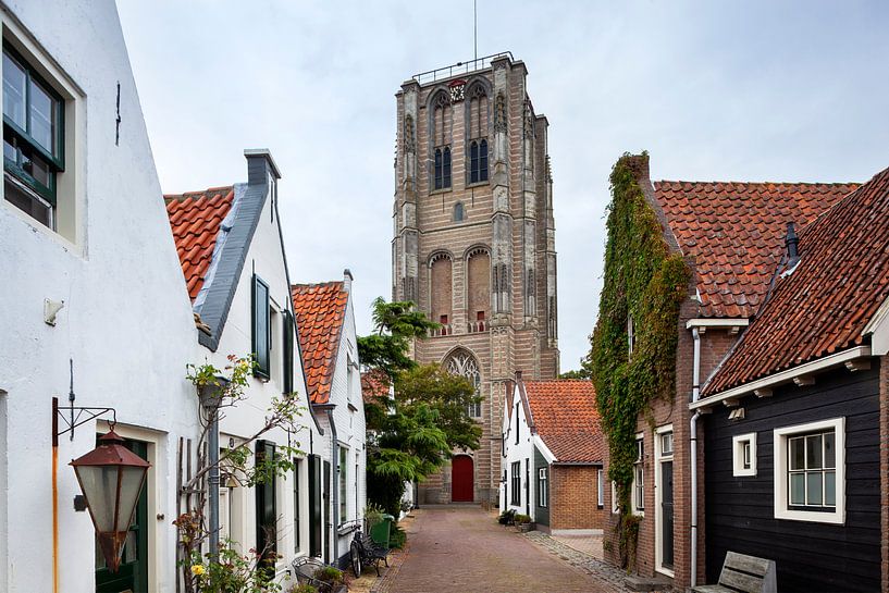 Alte Straße und die Kirche von Goedereede in den Niederlanden von Peter de Kievith Fotografie
