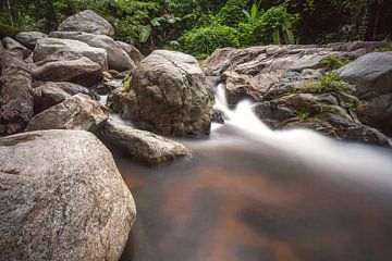 Waterval in de natuurparken van Thailand van Marcel Derweduwen