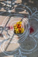 Reisfotografie: Straatversiering bij tempel in India