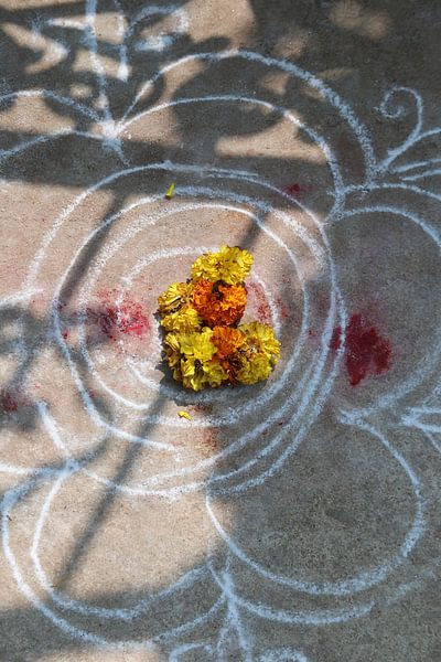 Reisefotografie: Straßenschmuck an einem Tempel in Indien von Danielle Roeleveld