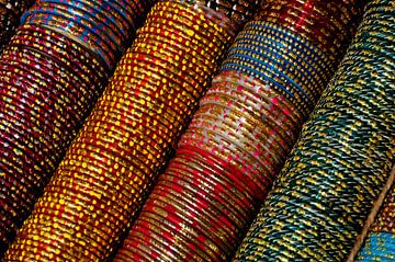 Bracelets colorés sur Ton Bijvank