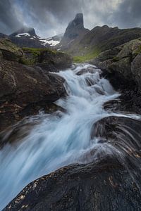 Romsdalhorn im Romsdalen mit einem Wasserfall im Vordergrund