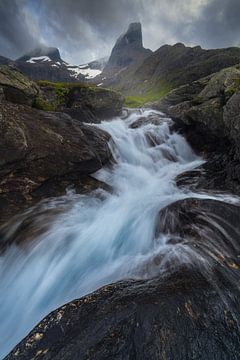 Romsdalhorn in Romsdalen met in de voorgrond een waterval van Jos Pannekoek