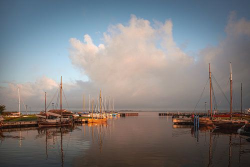 Zonsopgang in de haven van Bodstedt aan de Oostzee in Fischland