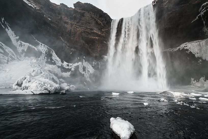 Skógafoss waterval in Ijsland van Michiel Dros