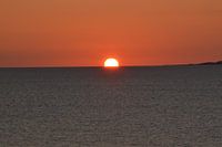 zonsondergang aan de kust van Denemarken met een wolkeloze hemel