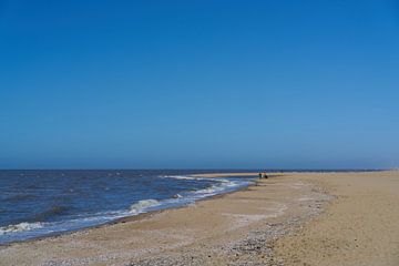Het strand van Katwijk op een zeer heldere dag van Richard de Boorder
