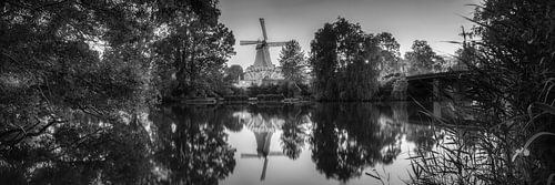 Windmolen bij Hamburg in zwart-wit.