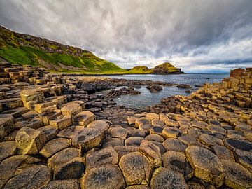 Zeshoekige basaltzuilen - Giant's Causeway in Noord-Ierland van Luc de Zeeuw