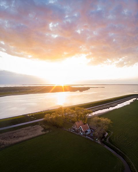 Maison de la digue en Frise avec un beau coucher de soleil par Ewold Kooistra