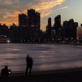 Zonsondergang op het strand in Busan, Zuid-Korea van Winne Köhn