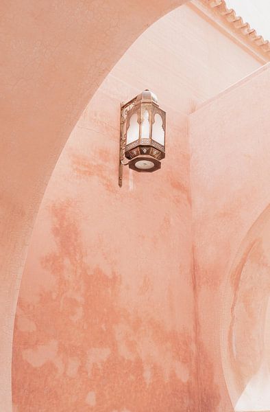 Mur rose et lanterne à Marrakech par Leonie Zaytoune