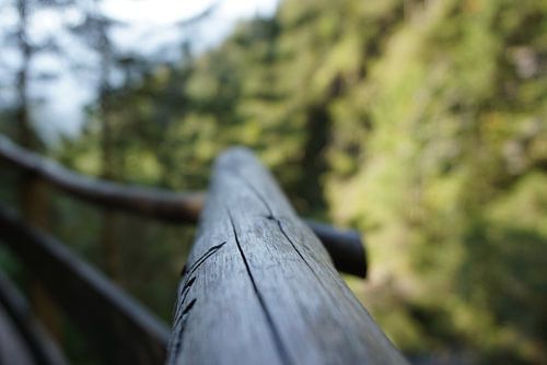 Houten reling in de bergen