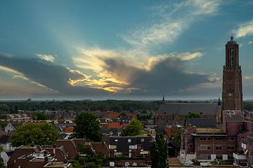 Vue de la ville de Weert en début de soirée et l'église Martinus sur Jolanda de Jong-Jansen