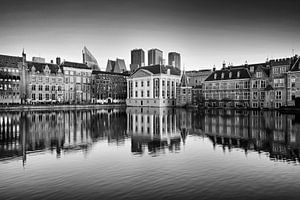 Skyline de La Haye avec la réflexion dans l'eau en noir et blanc sur iPics Photography